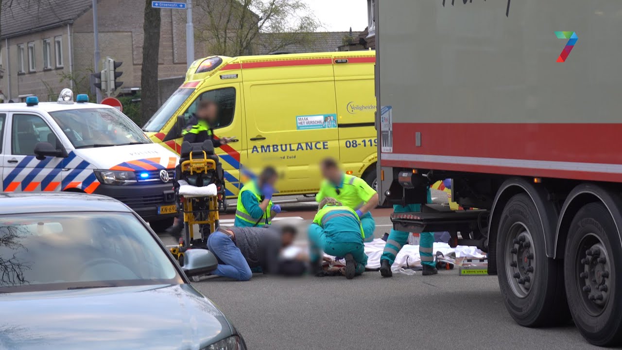 Vrouw na ongeval met vrachtwagen zwaar gewond naar ziekenhuis - Groenestraat Dobbelmannweg Nijmegen