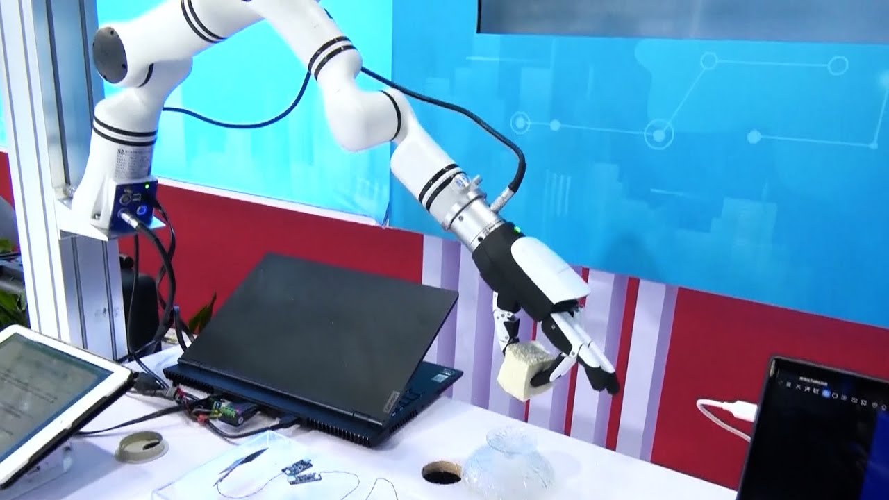 China's humanoid robots shine at supply chain expo