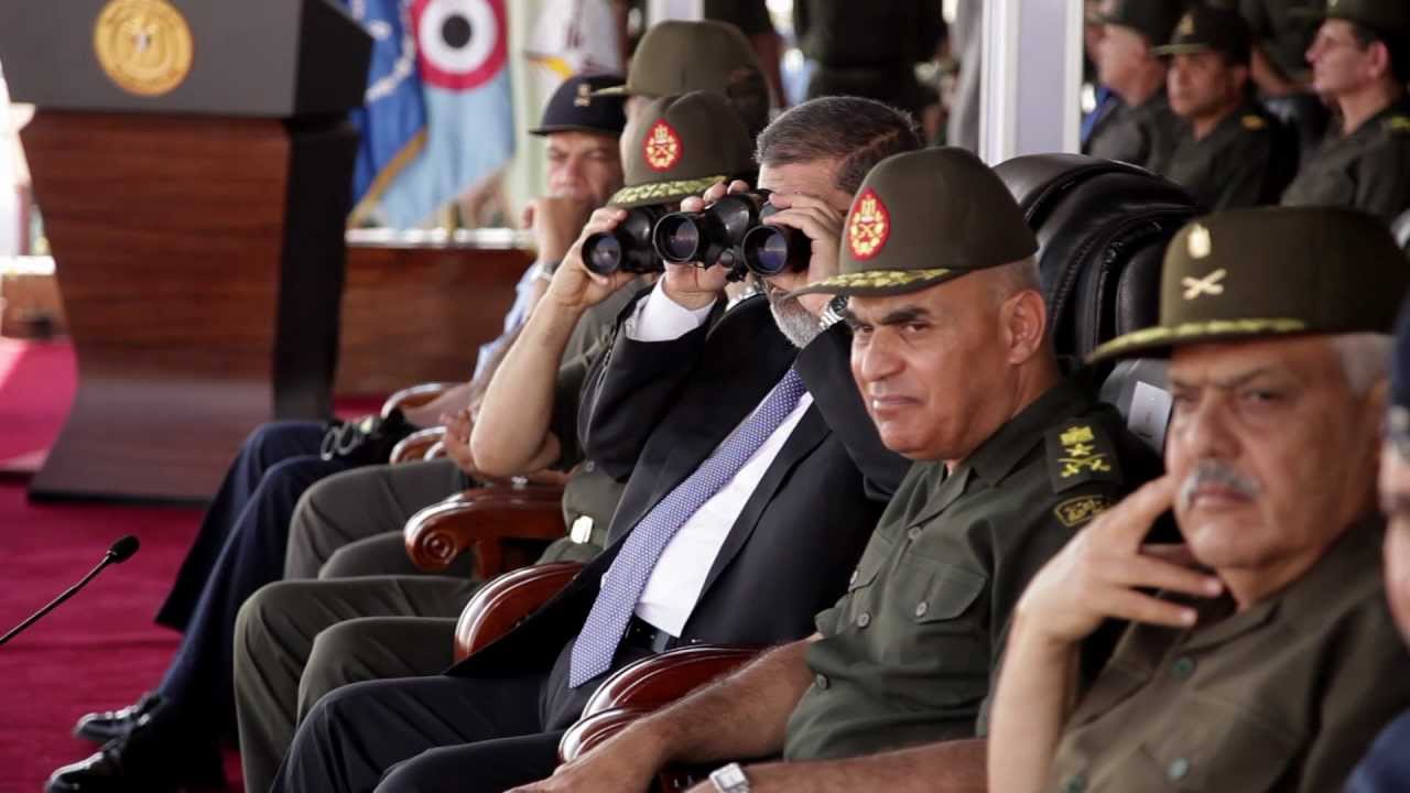 الرئيس يشهد تفتيش حرب بالجيش الثانى الميداني