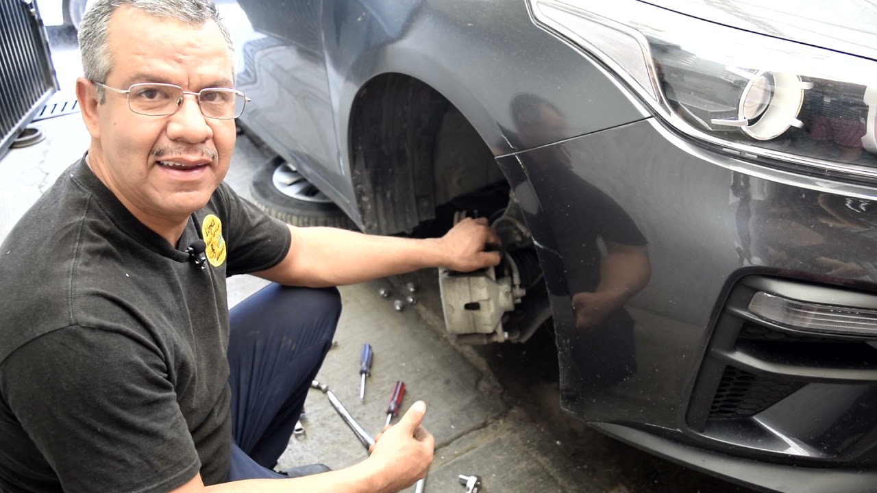 Cómo cambiar balatas delanteras de Kia Forte