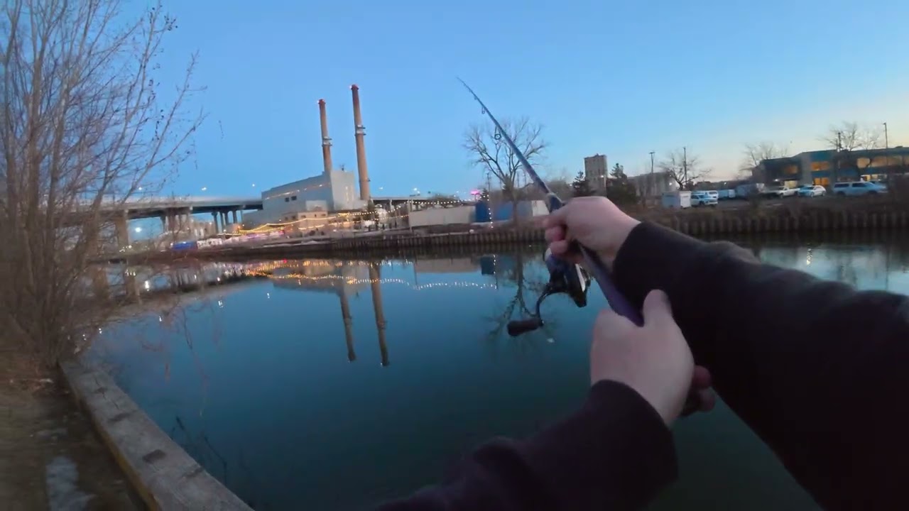 Milwaukee sunset fishing! @phenixrods M1 paired with @Piscifun AlumiX 2000