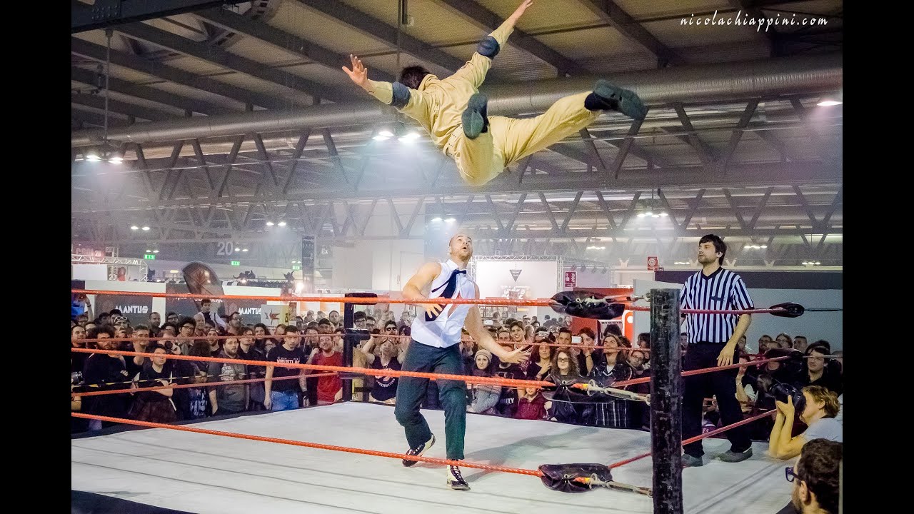 Ghostbusters Wrestler vs Corleone WRESTLING MATCH - Cartoomics 2017 - Milan, Italy