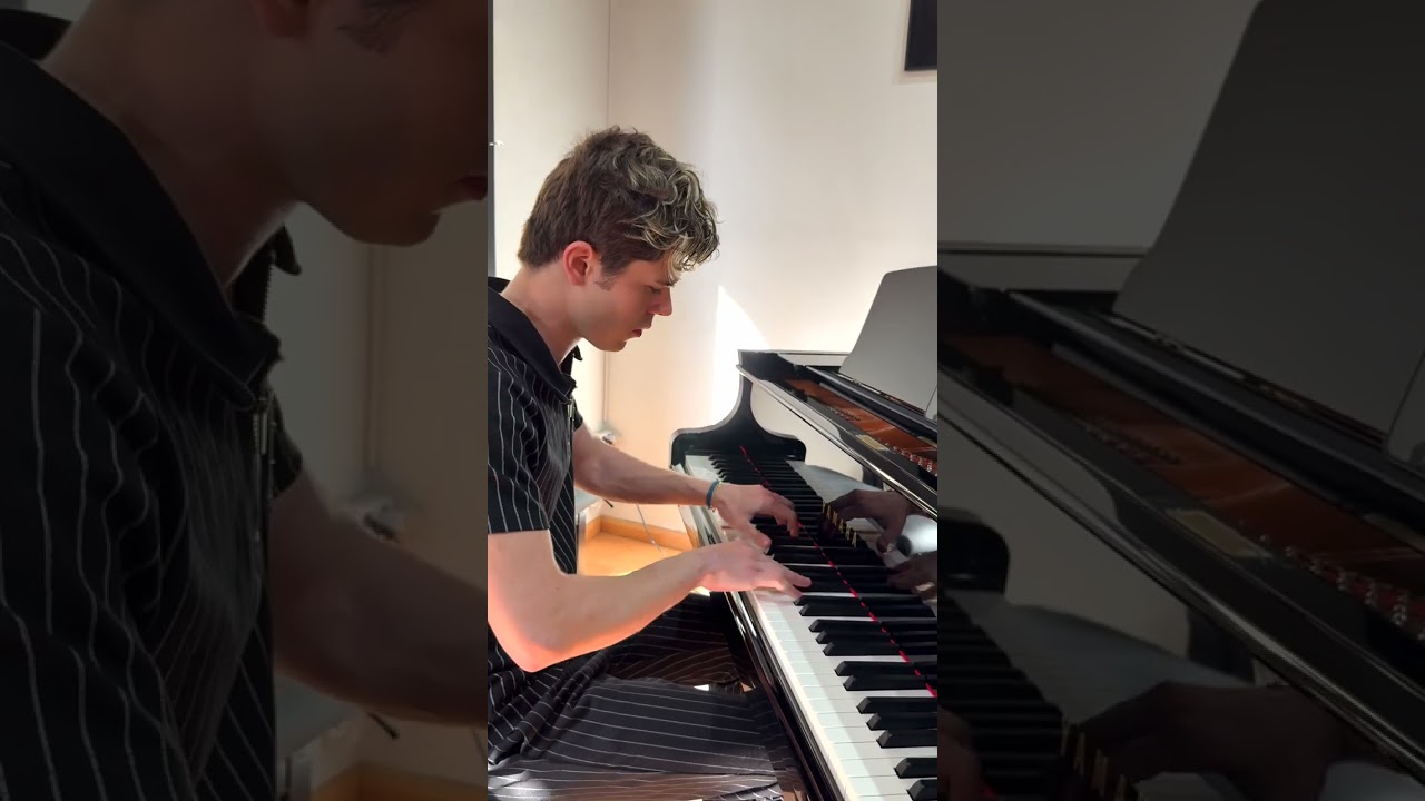 Piano Shop in Barcelona performance Hungarian Rhapsody No.6