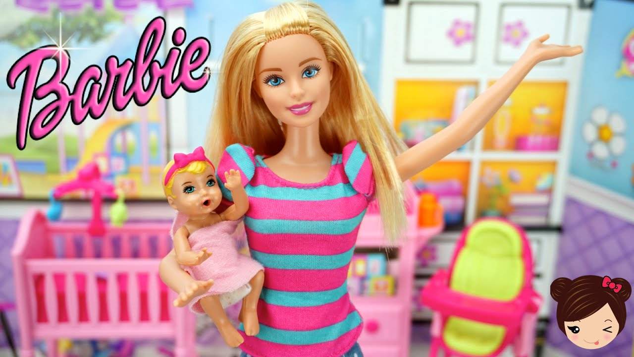 Barbie Niñera  - El Bebe de Barbie hace Pipi en su Pañal de Verdad