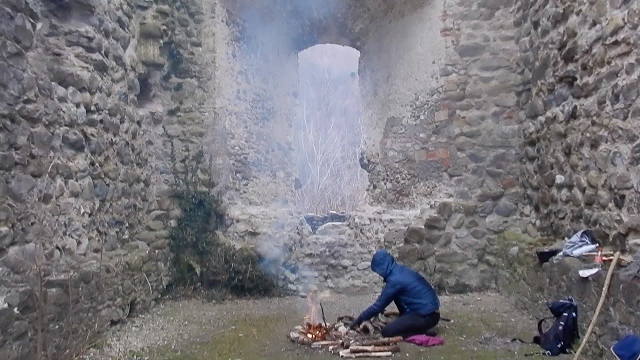 Bushcraft Mäke findet an Weihnachten die Neuburg