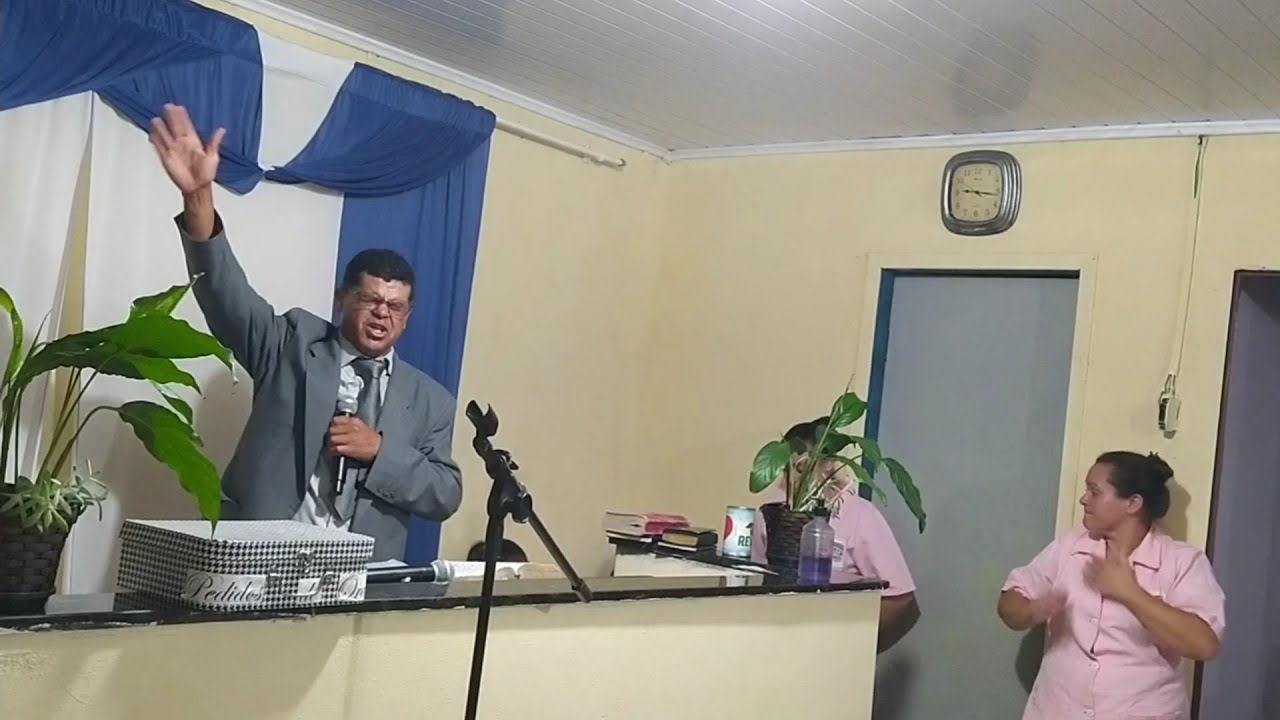 Pastor Francisco trazendo a mensagem da palavra de Deus 