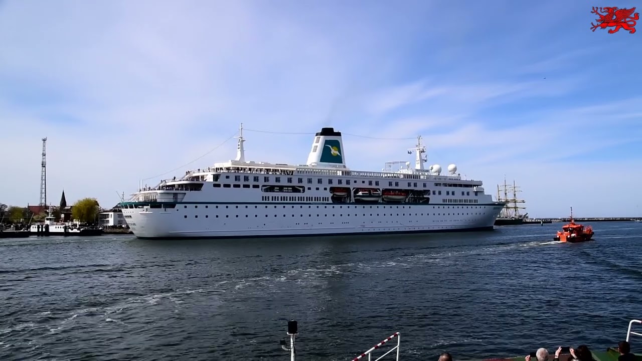 Die Deutschland in Warnemünde am 01.05.2023 beim Auslaufen