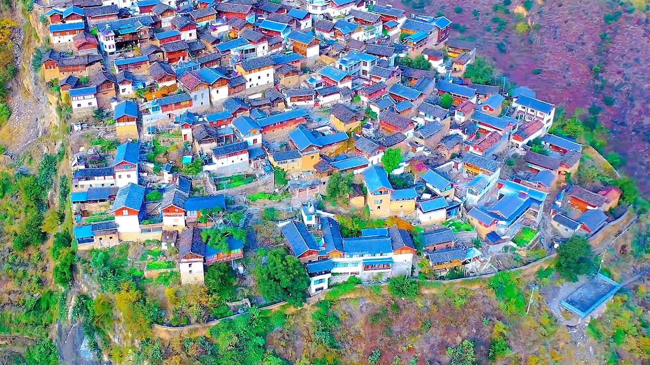 Yunnan, China - A village on the cliff beside the Jinsha River.【Curious China】