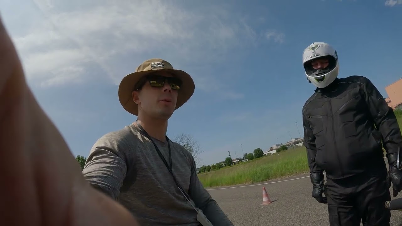 Zadanie na egzaminie na motocykl. Omijanie przeszkody.