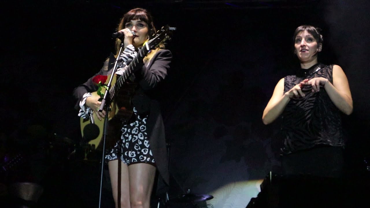 «Si me quieres, quiéreme entera» de Dulce María Loynaz por Rozalén - Directo - Gijón 25 junio 2021
