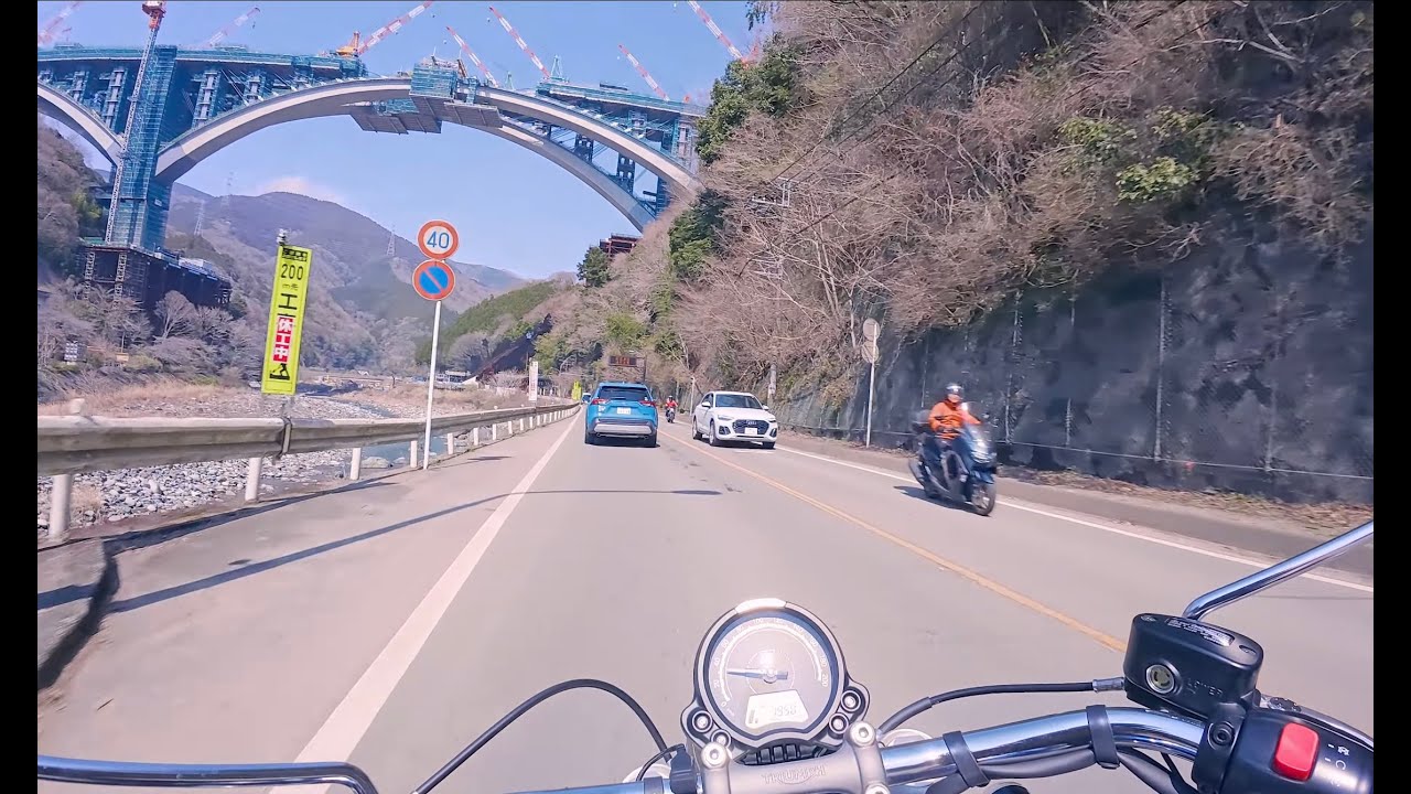 Triumph Bonneville Speedmaster 1200 – Riding under a giant bridges – [4K/Raw Exhaust]