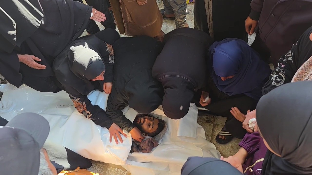 تشييع الشهيد أكرم العرجاني الذي ارتقى باستهداف إسرائيلي في منطقة المواصي في خان يونس جنوب قطاع غزة