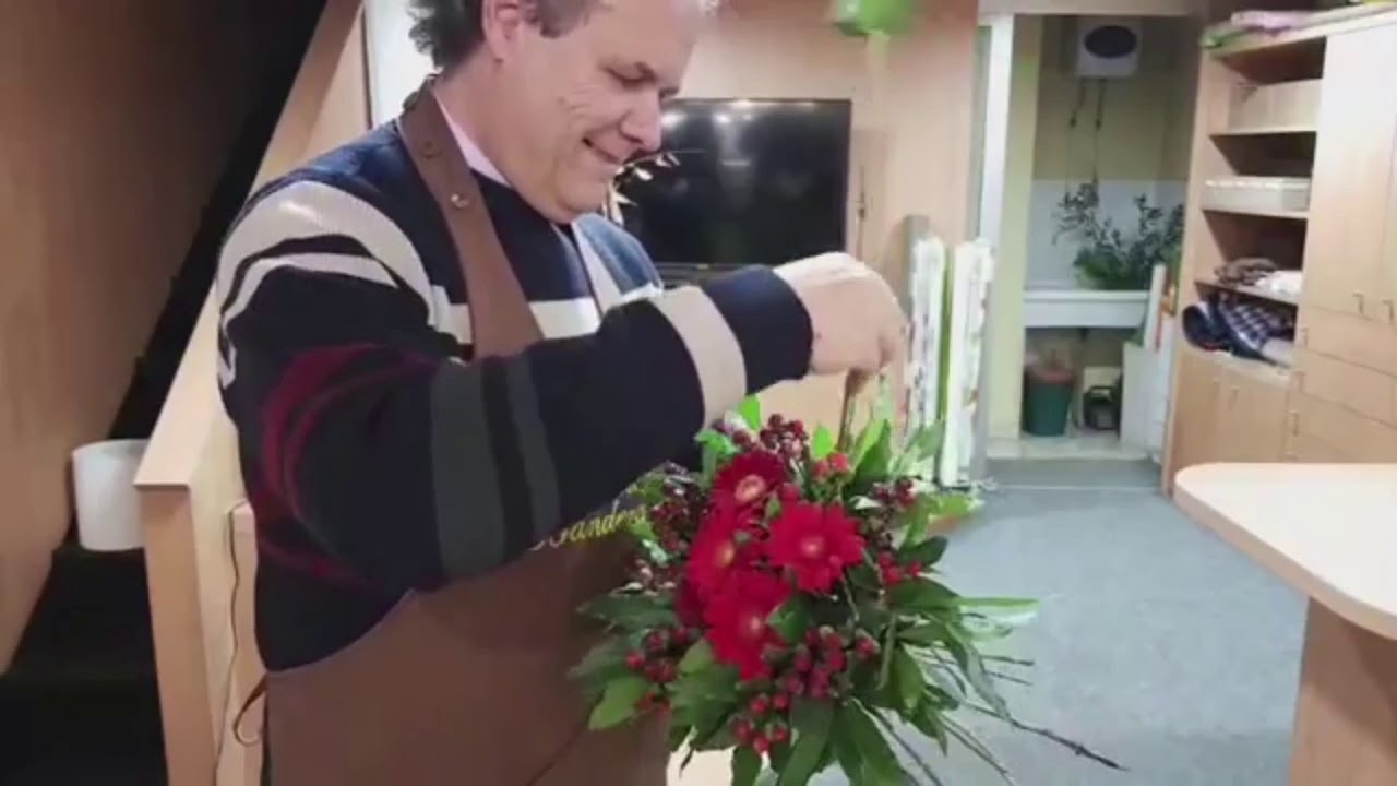 Idee laurea...bouquet fiori rossi a scettro per laureanda - Fiorista Bandera