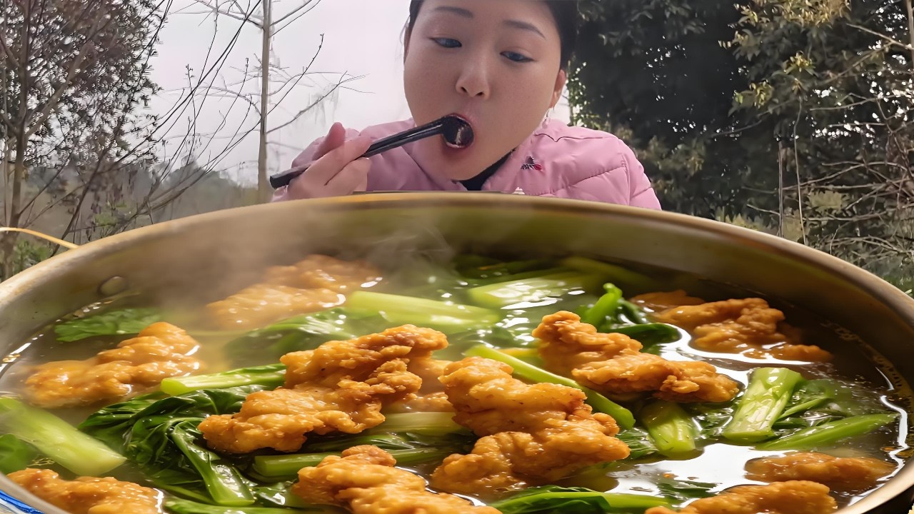 小雨买十斤猪板油熬猪油，熬的雪白，煮点豌豆尖和滑肉鲜掉眉毛！【市民朱小雨】