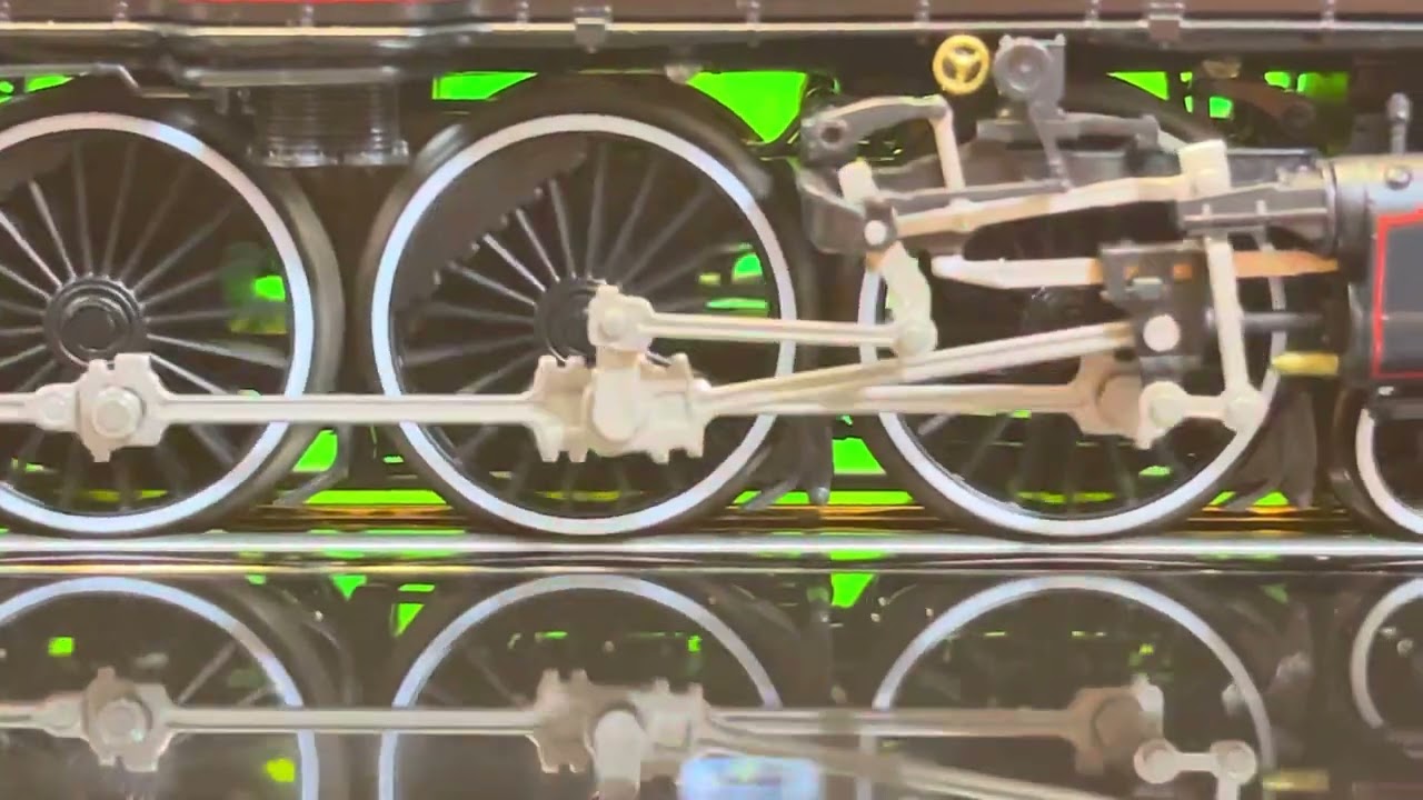 Trix 22941 241-A-65 feat. 鏡面木台智慧型全方位鋼纜傳動式動態運轉展示系統