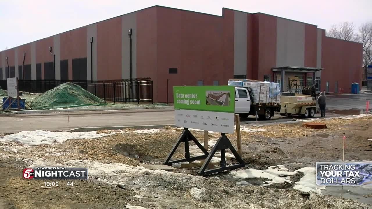 В городе Иган утвержден план приостановки на один год проектов по строительству центров обработки...