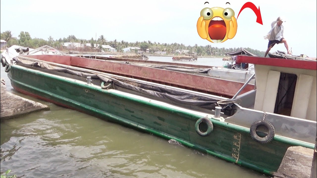 [644] У баржи был поврежден двигатель, дрейфовать прямо у ворот плотины было очень опасно