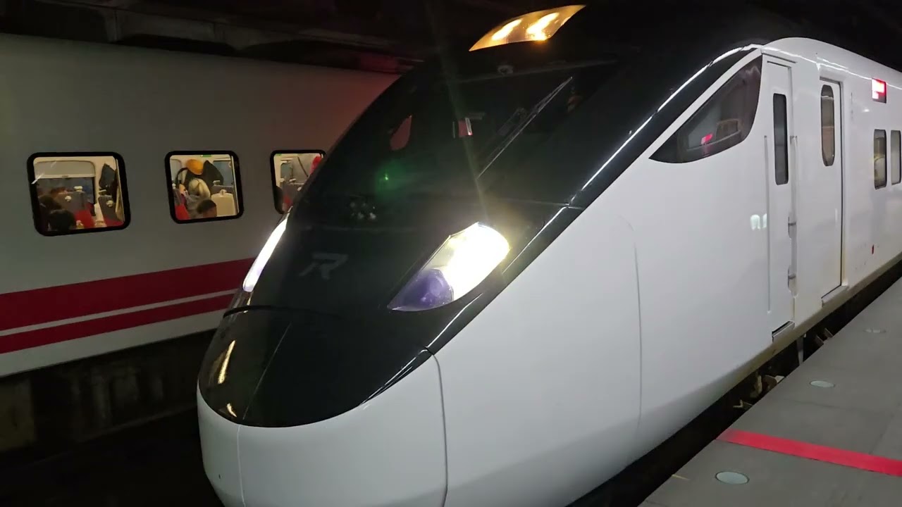 423次新左營發車開往樹林EMU3000型十二輛編組EMU3040皮蛋豆腐騰雲號藍色帶新城際自強號列車，和282次彰化開往花蓮的TEMU2000八輛二編組TEMU2017+TEMU2018普悠瑪自強號