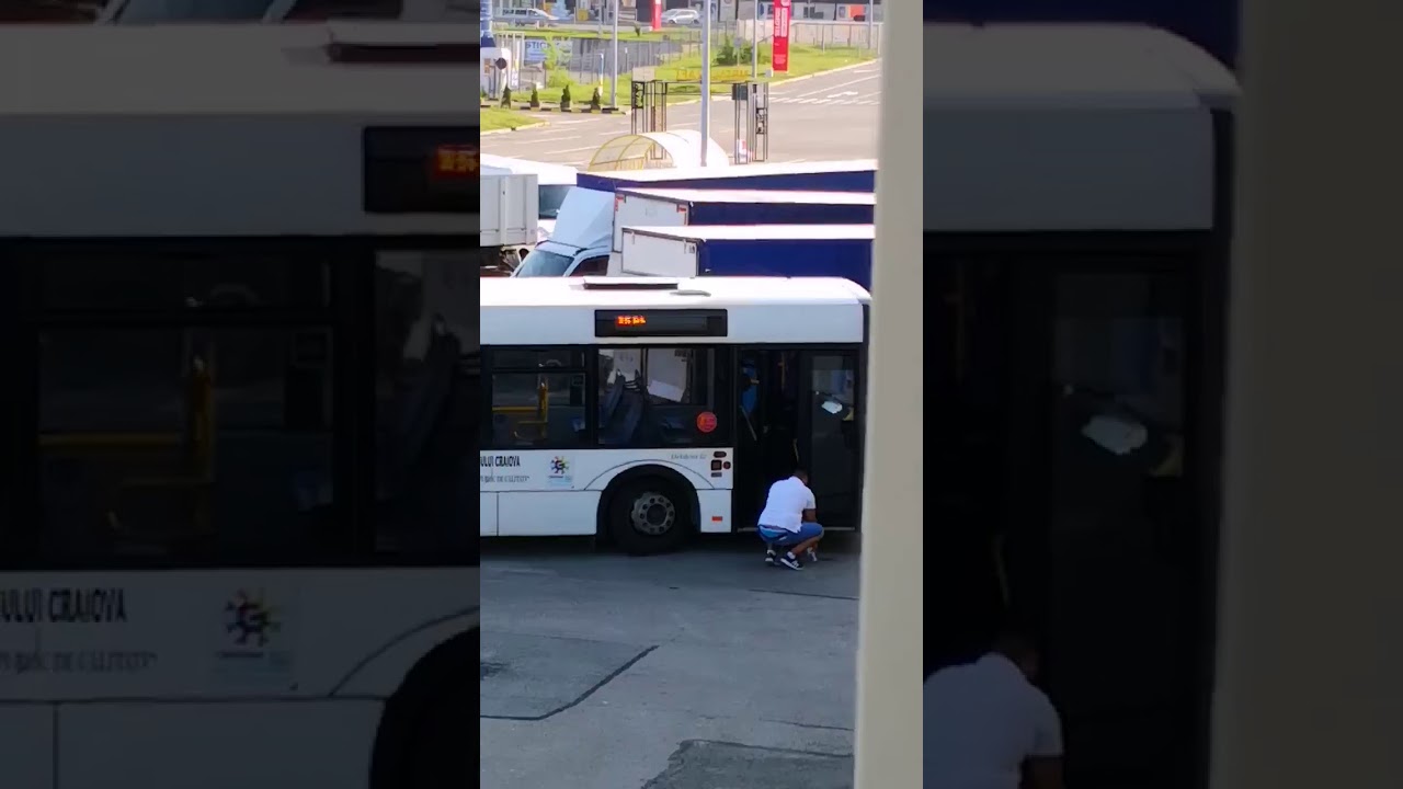 Şofer RAT Craiova, surprins în timp ce fură motorină din rezervorul autobuzului
