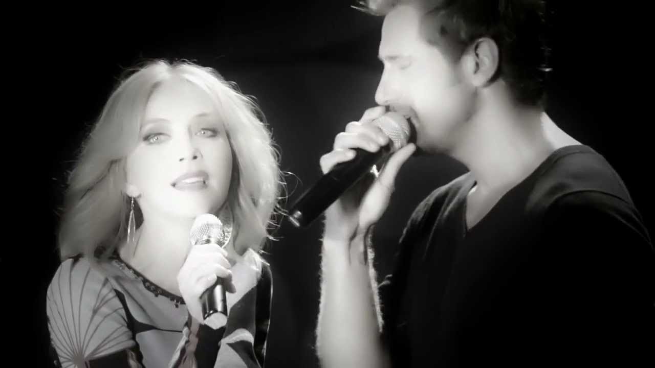 Laura Flores | Lo Que Me Tiene Aquí (Versión 1985 y 2012)