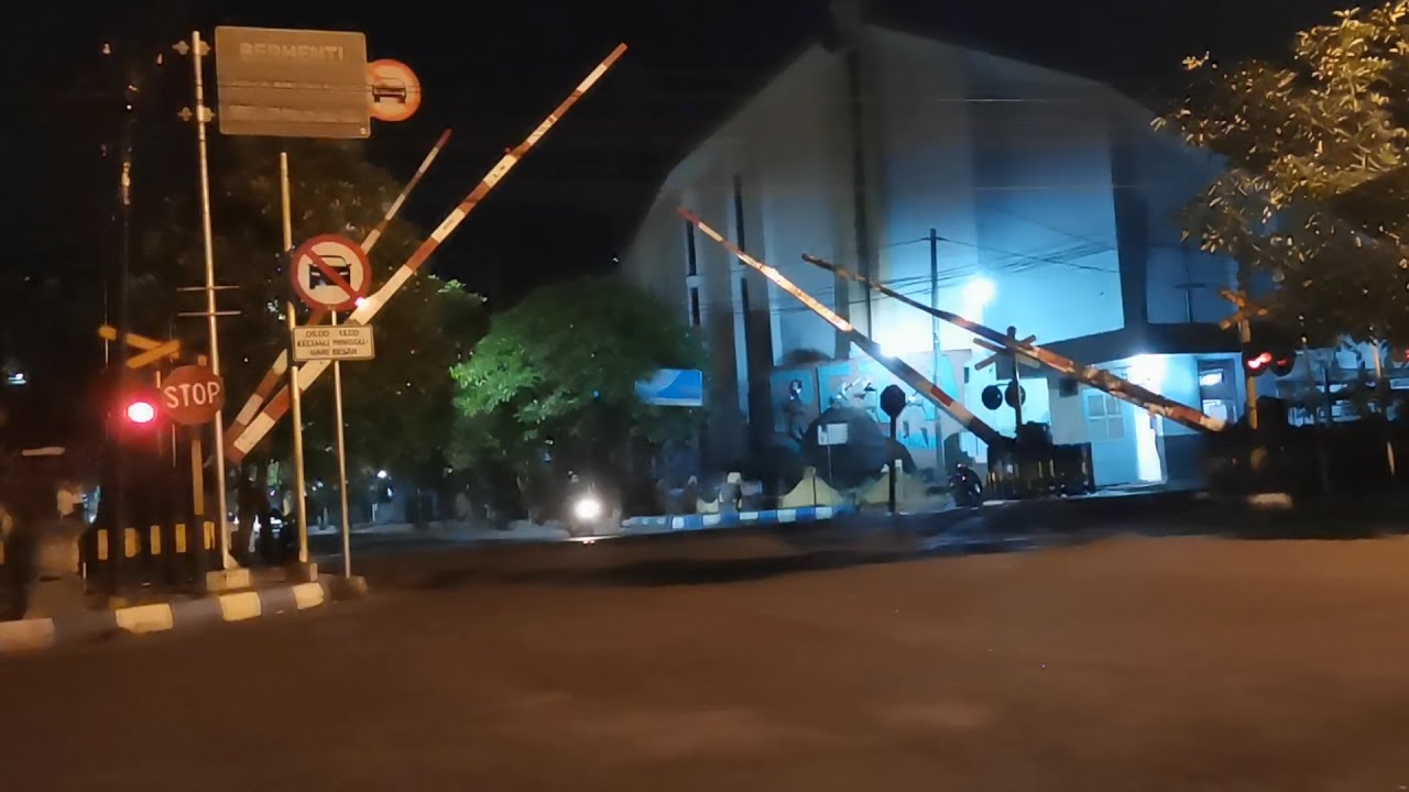 Perlintasan Kereta Api Tulungagung Malam Hari