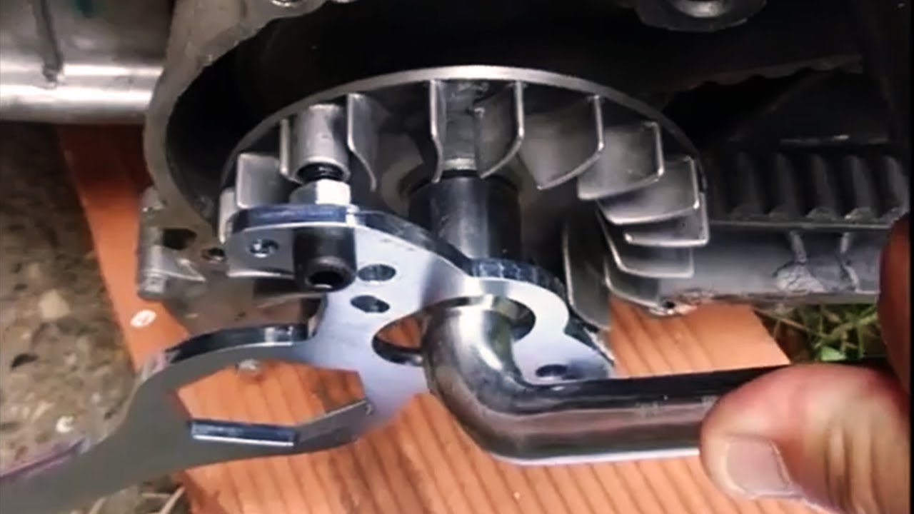 XMAX-NMAX 125-250 Comment démonter changer variateur, courroie, galets, embrayage et correcteur ?