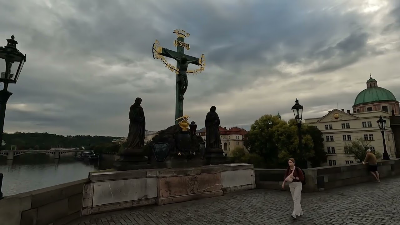 🏰 Prague, where a bridge overlooks the city\ Прага, где мост смотрит на город