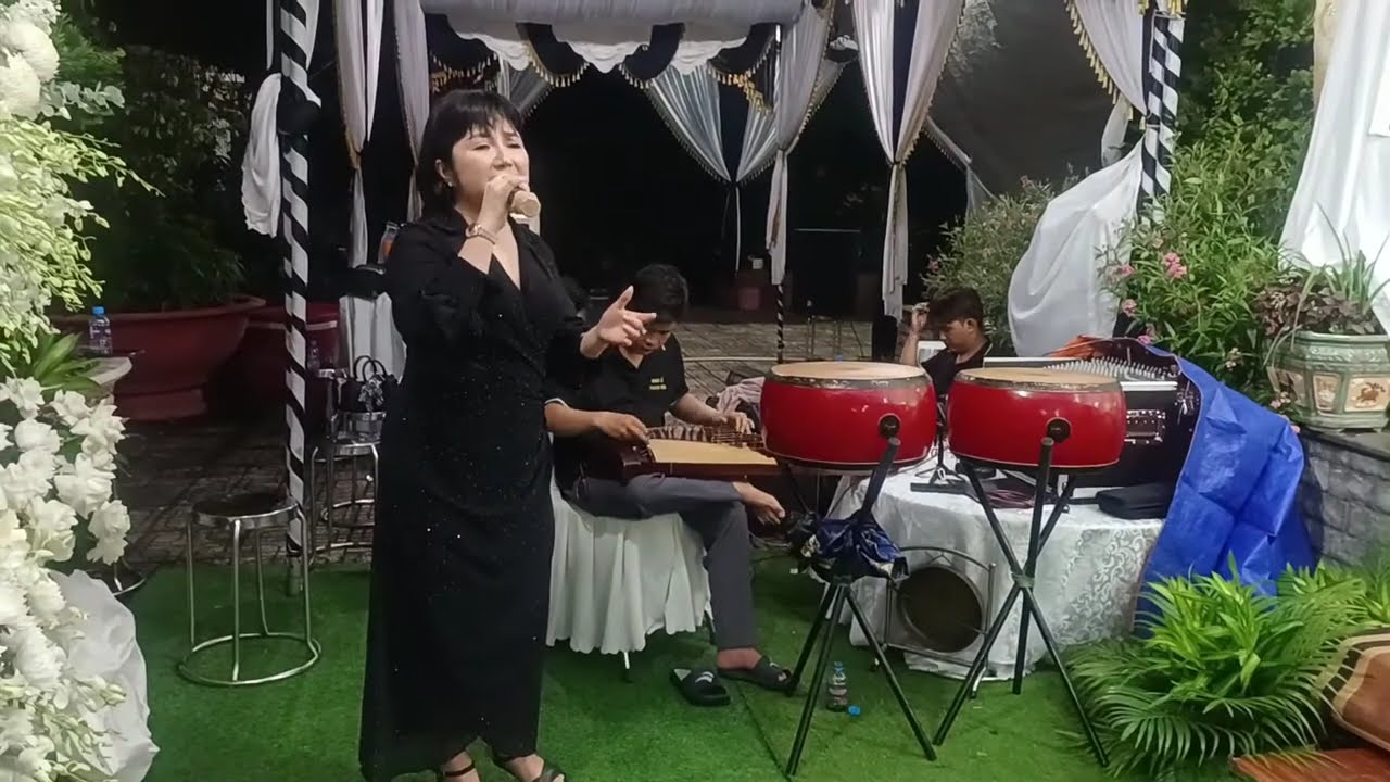 Ca sĩ lạ hát chia buồn cùng gia đình quá hay
