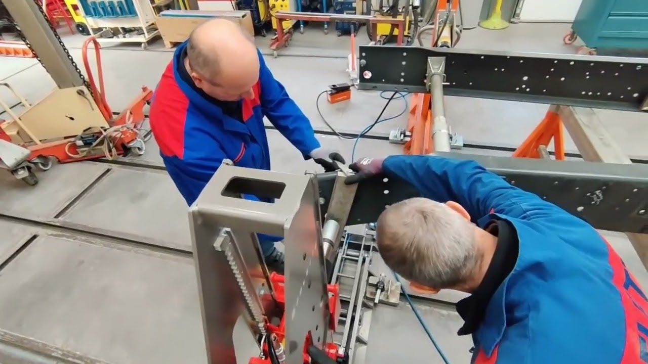 LKW Reparatur auf einer Richtbank von Celette