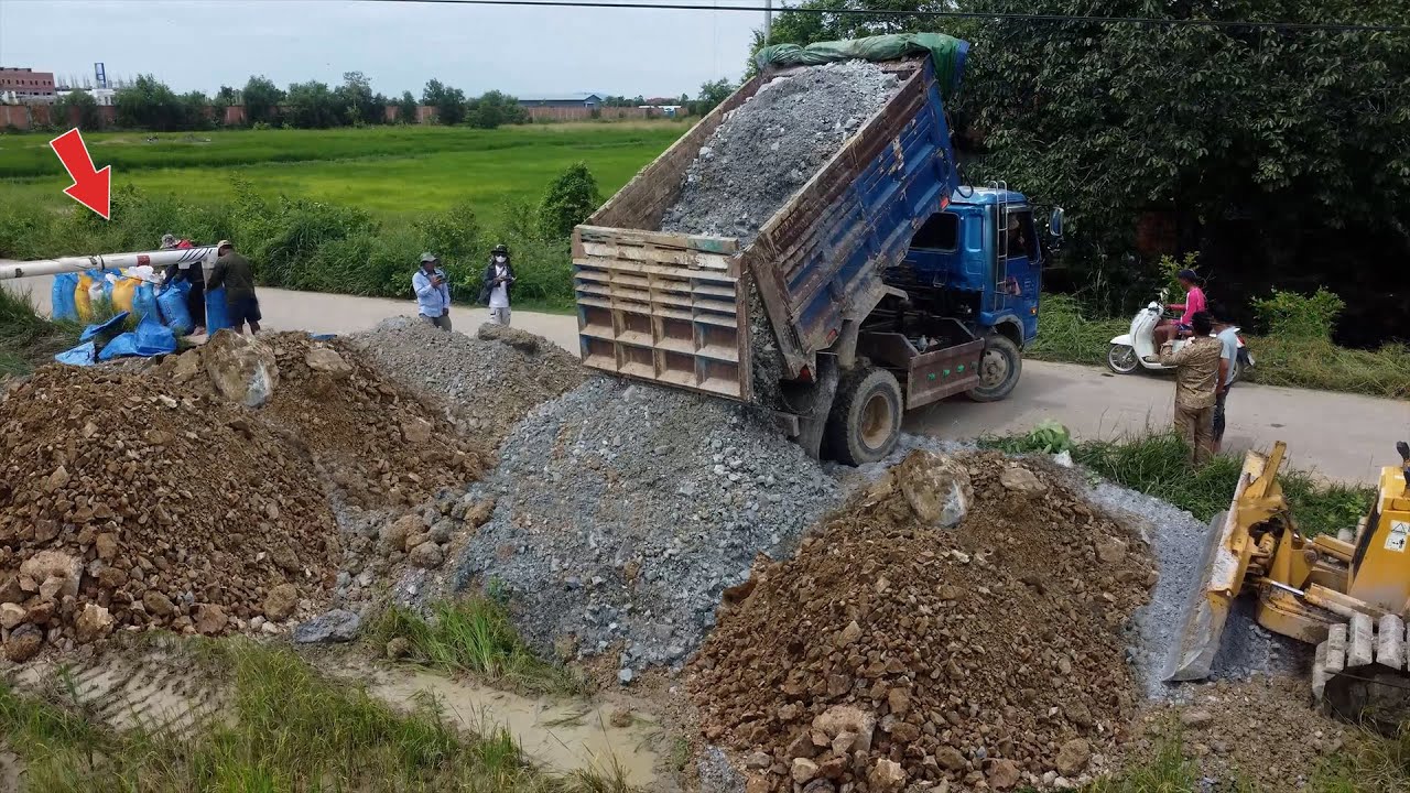 Fantastic Landfill! Start Filling Soil into Flood Area with Skilled D31P Dozer & 5T Dump Truck