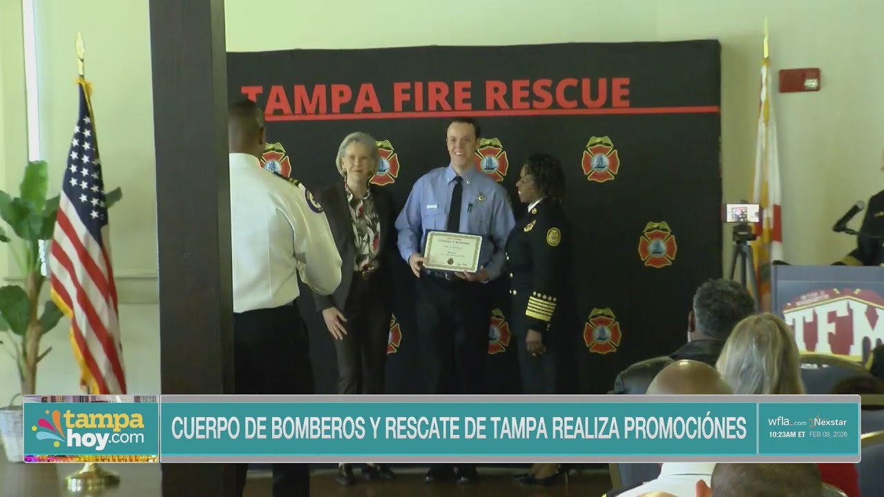 Bomberos de Tampa reciben promociones en una ceremonia con líderes locales