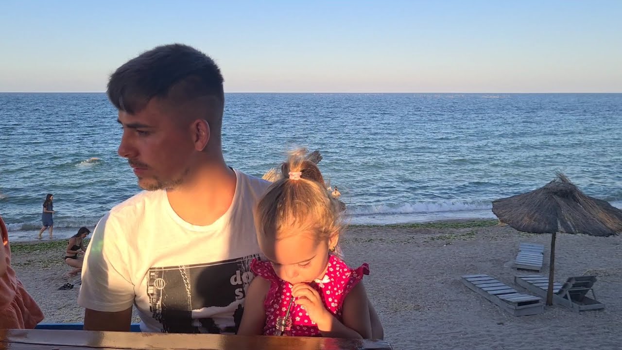 Adelinei ii place in apa / peste delicios pe malul marii / ultima zi la mare...