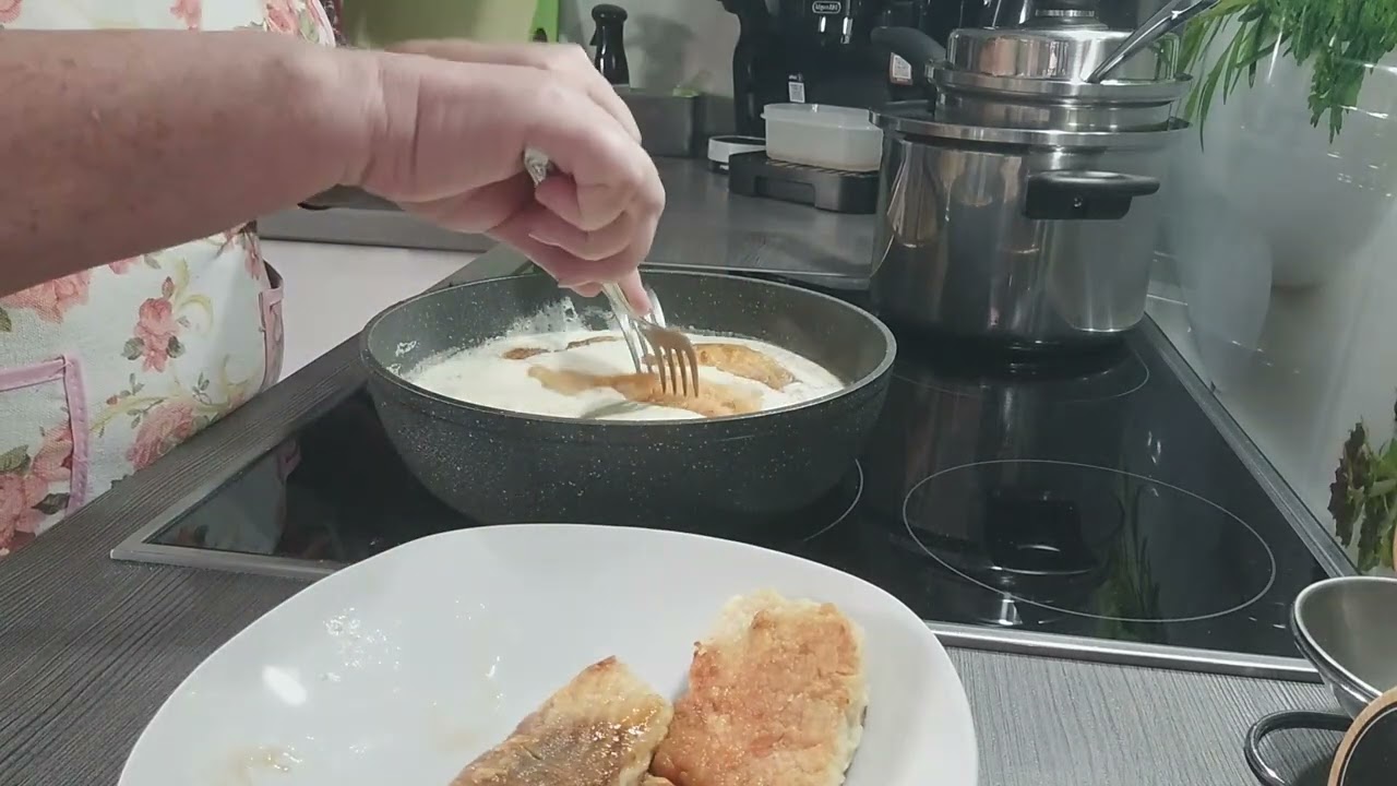 Жареная рыба с соусом и рисом 