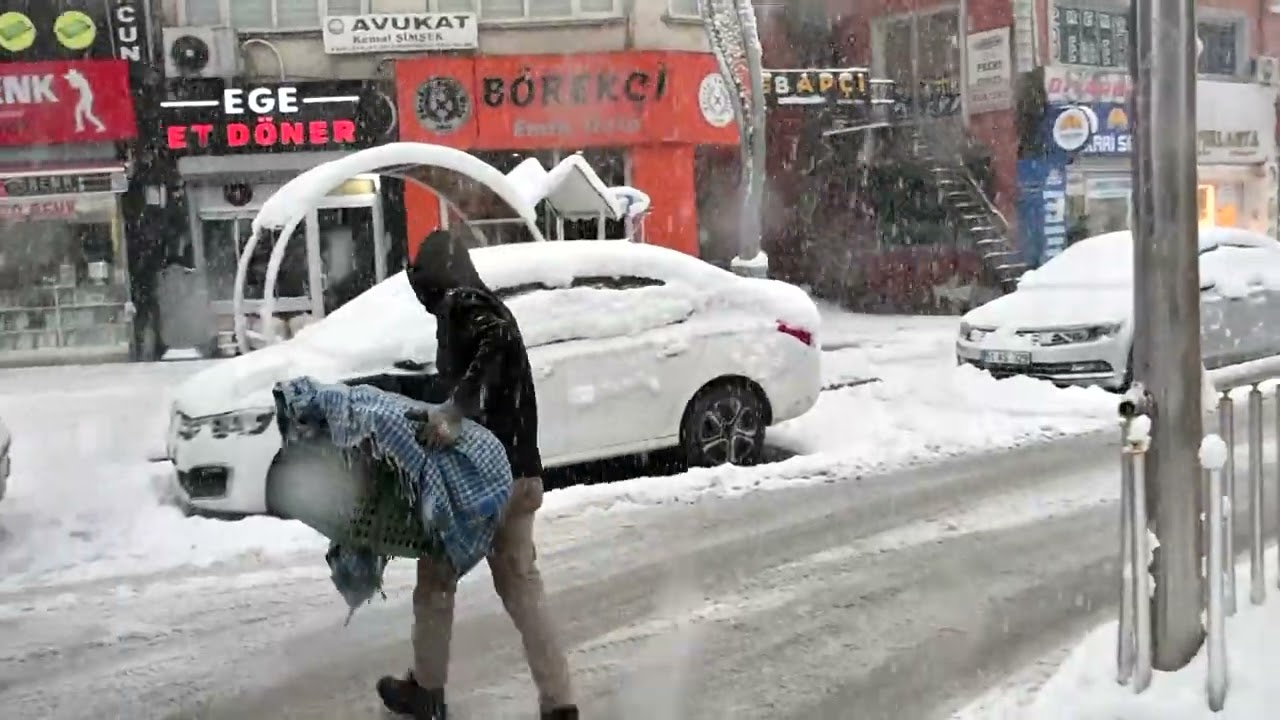 Hakkari'de kar yağışı hayatı olumsuz etkiledi