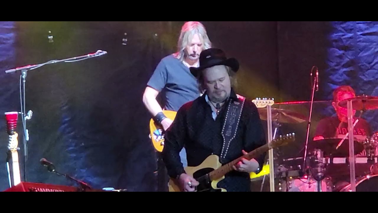 Travis Tritt doing Lonesome , On'ry and Mean by Waylon Jennings at the Thunderbeach Spring Rally.