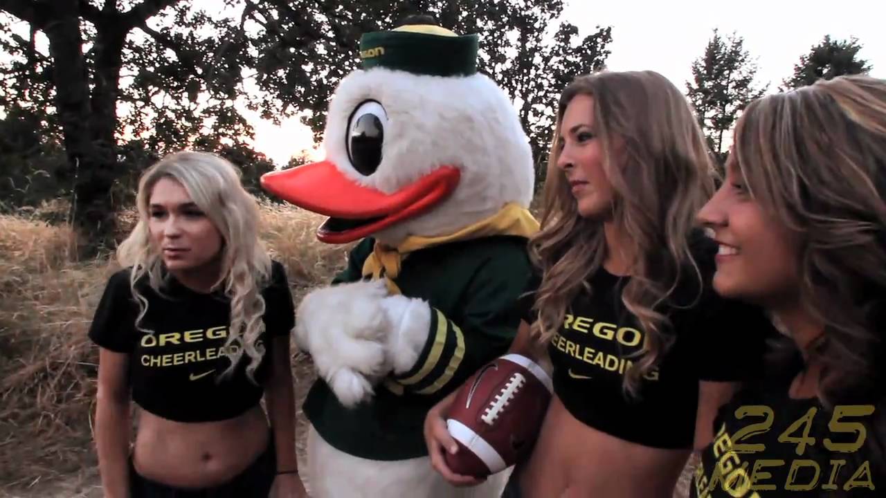 UNIVERSITY OF OREGON CHEERLEADERS POSTER PHOTO SHOOT 2010