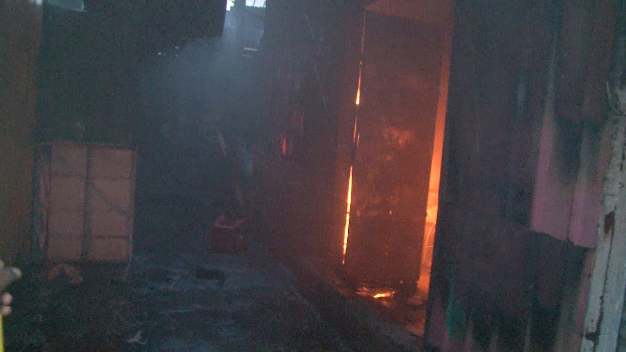 Incendio devora varios tramos en el Mercado Oriental