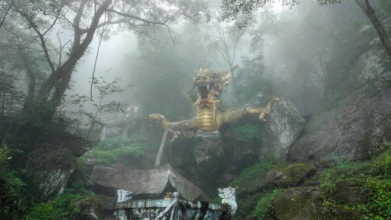 雾锁仙峰意韵悠，烟岚缥缈绕峰头，雾中探索神秘感爆棚的武当大明峰｜4K