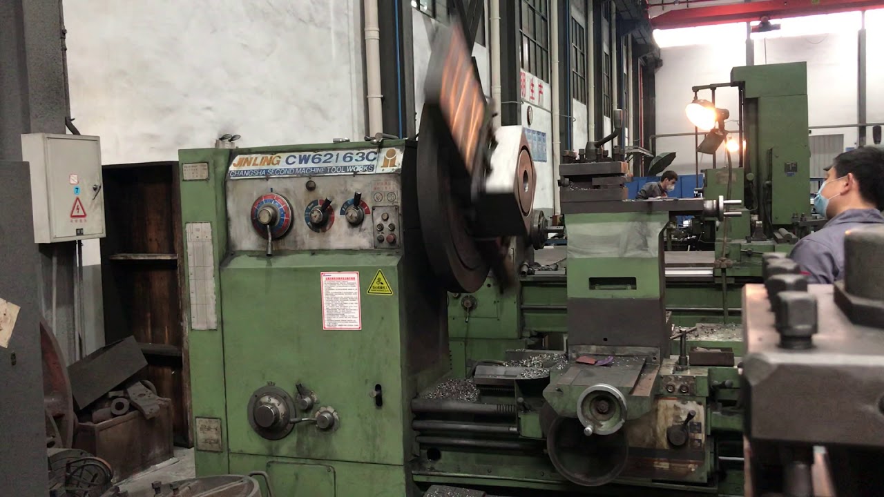 Face plate clamps large and special-shaped workpieces。Lathe machine clamps workpiece by face plate.