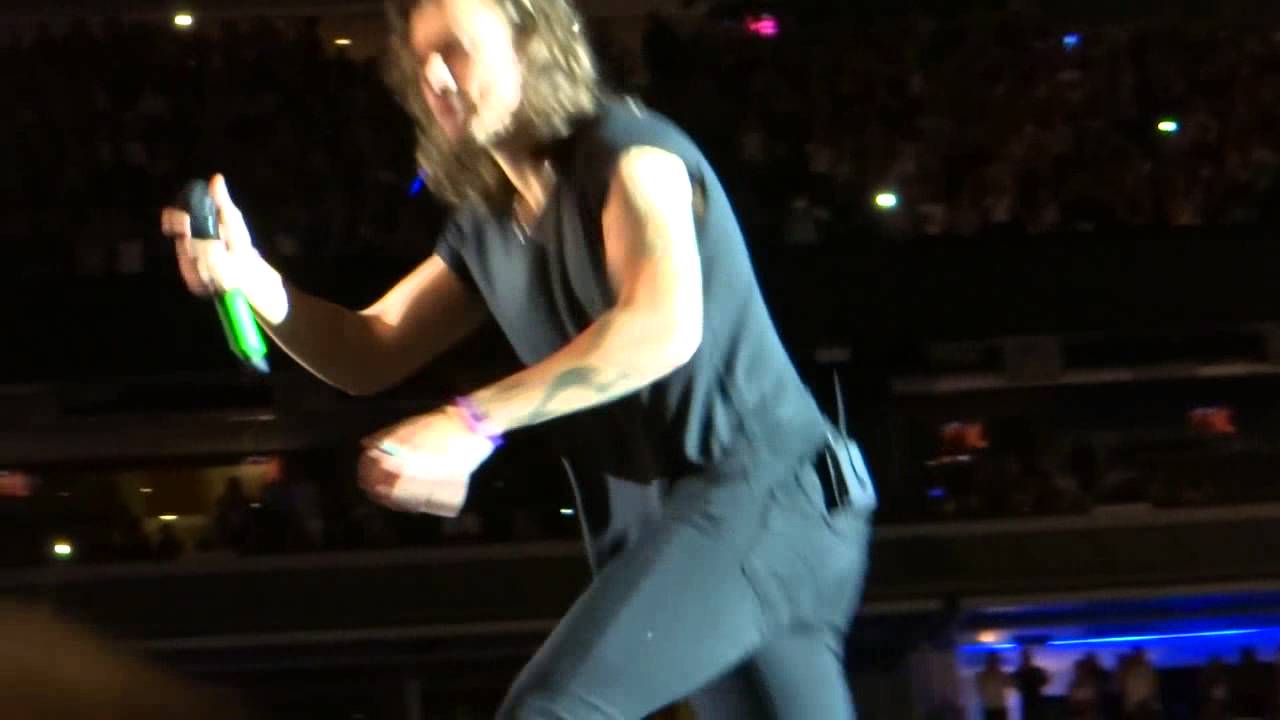 One Direction - Metlife Stadium - Harry and Ishamel - Banter