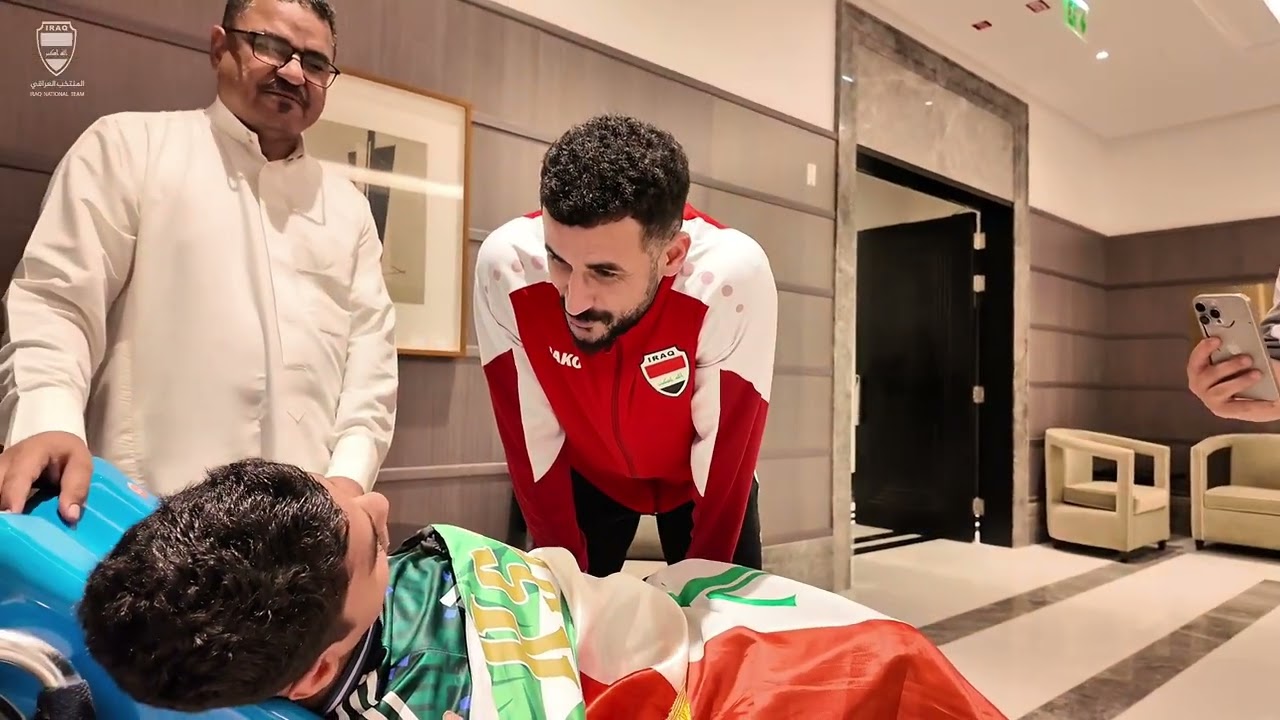 .🇮🇶🤝🇸🇦 | أيمن حسين يحقق حلم أحد المشجعين السعوديين من ذوي الاحتياجات الخاصة   .  