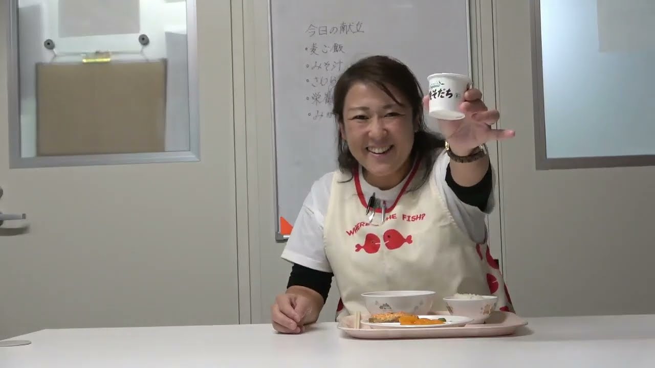 ともべ幼稚園　今日の給食「鰆のもみじ焼」を食べる