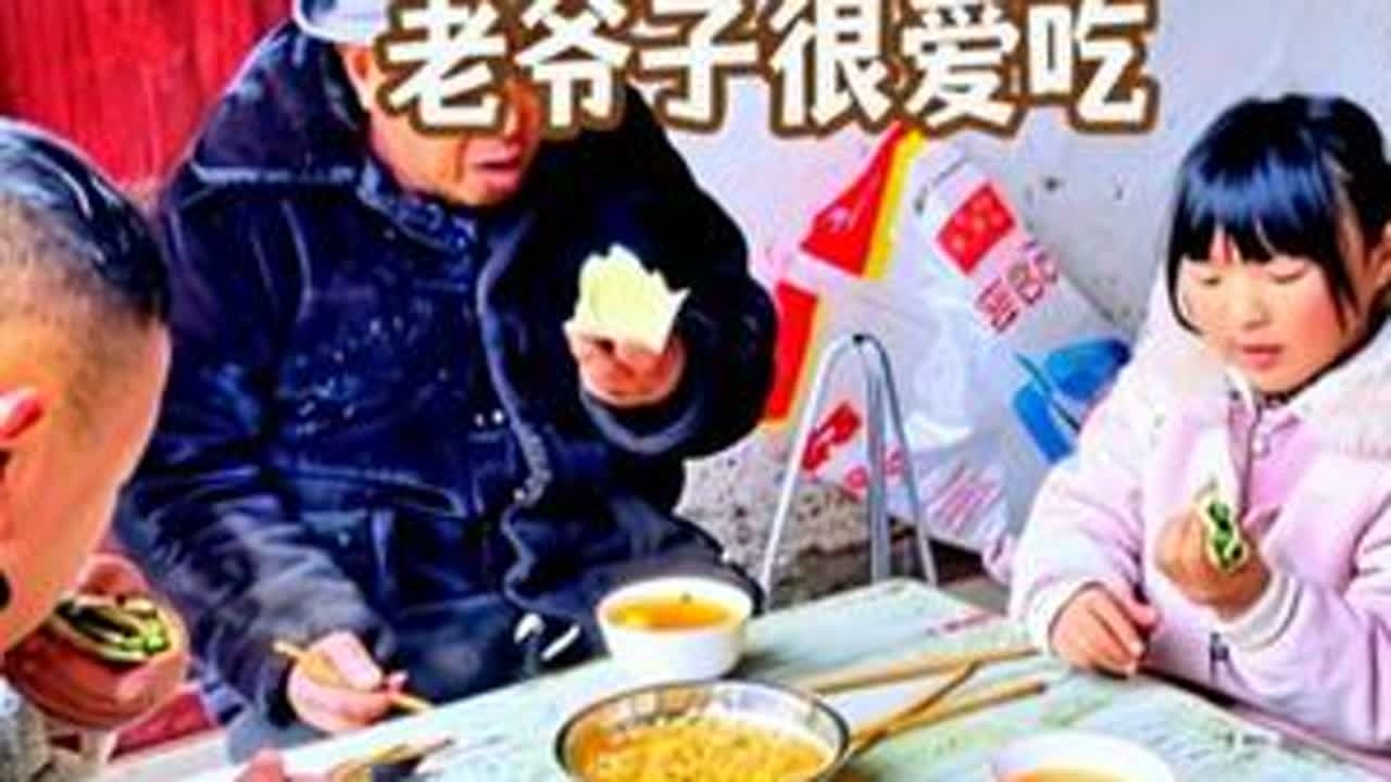 #韭菜馍 #学做面食我是认真的 #祝你马上成功马上发 #农村烟火气 #我要上热门 韭菜叠个菜馍 老爷子很爱吃，配上一个辣椒糊 依稀 强的很！