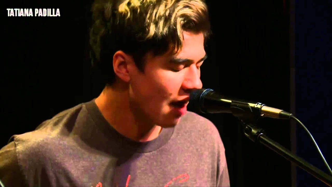 5 Seconds Of Summer - She Looks So Perfect - Acoustic performance at 93.3 FLZ in Tampa, Florida
