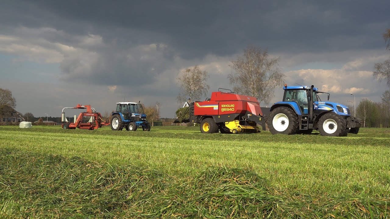 Eerste grasbalen van 2019 persen, wikkelen en opladen bij melkveebedrijf Willems (2019)