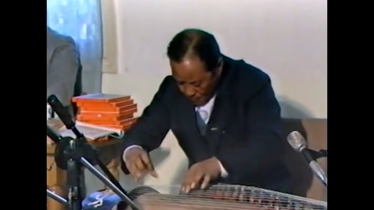 Chinese guzheng 古筝 player Han Tinggui 韩庭贵 plays 