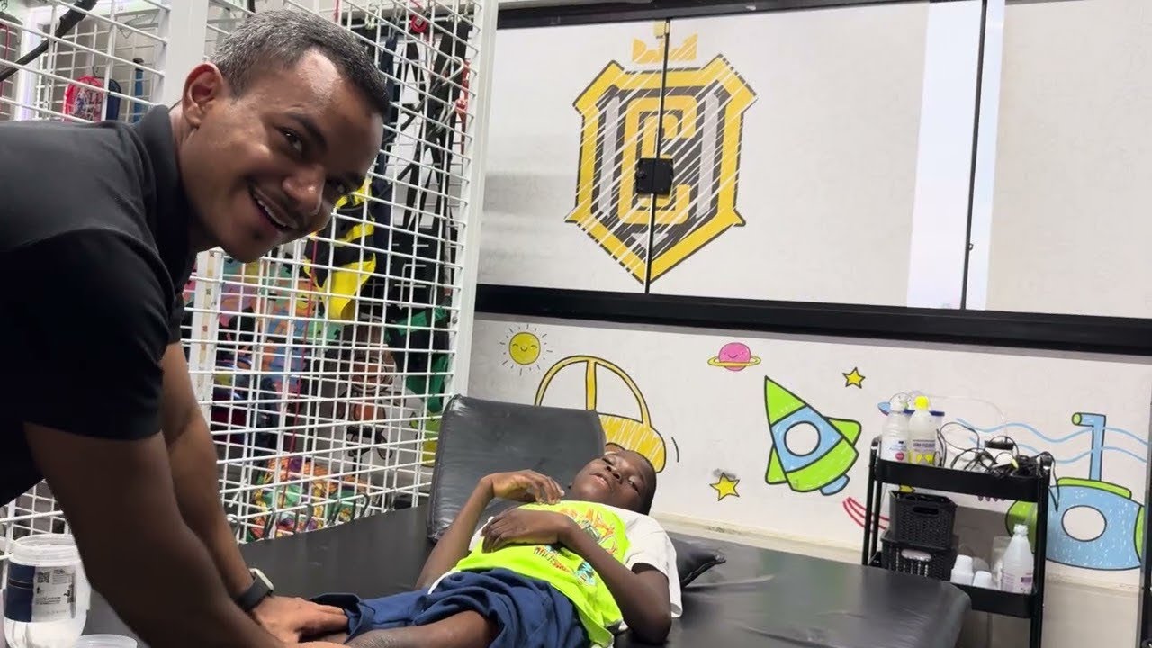 Nózio tenta ficar em pé na fisioterapia desta manhã
