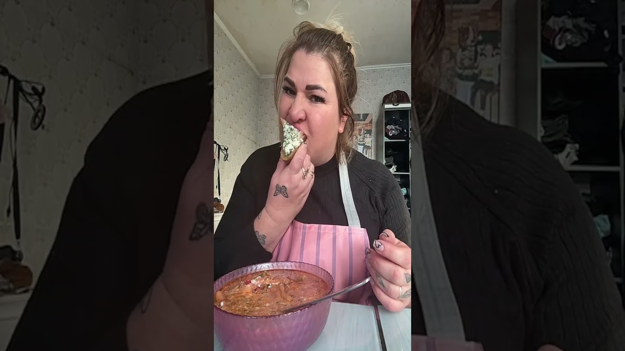 Яся готовить їсти 