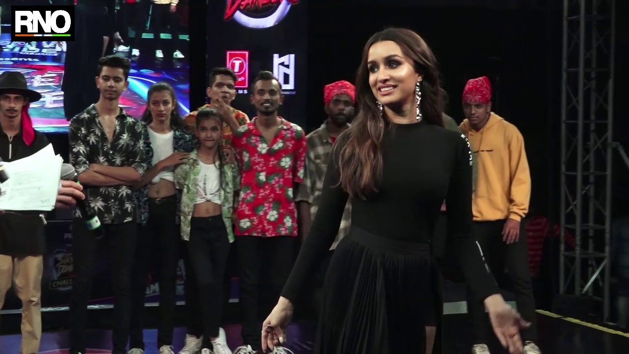 SHRADDHA & VARUN ATTEND MITHIBAI COLLEGE FEST TO PROMOTE STREET DANCER 3D -  02