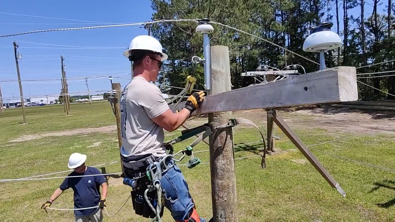 HGTC ELW Mason Fitzgerald. Crossarm change out.